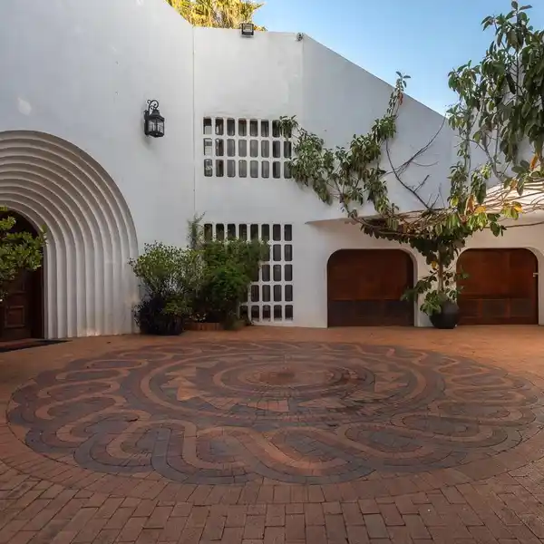 LIVE LAVISHLY IN SECURE ALBERANTE MANSION
