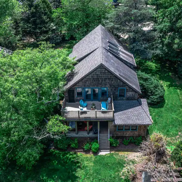 RENOVATED BARN SUMMER HOME IN BRIDGEHAMPTON VILLAGE