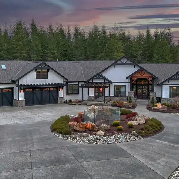 CONTEMPORARY ELEGANCE ON NEARLY FIVE ACRES