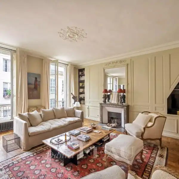 LUXURIOUSLY APPOINTED DUAL-ASPECT APARTMENT
