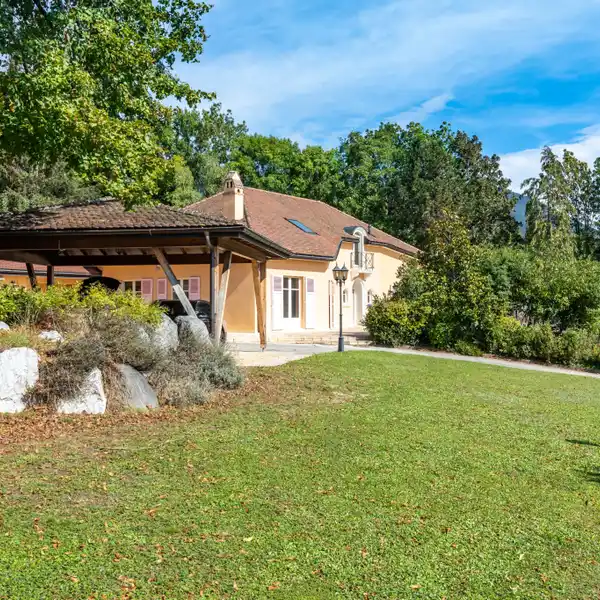 RENOVATED PROPERTY ON THE HEIGHTS OF GEX