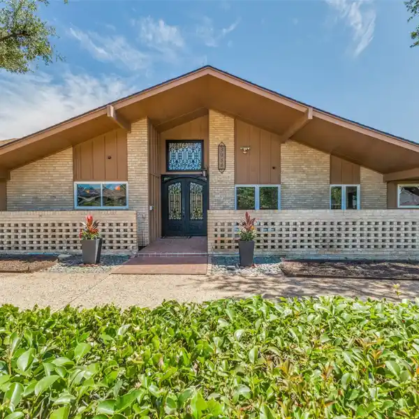 UNIQUE SINGLE-LEVEL HOME