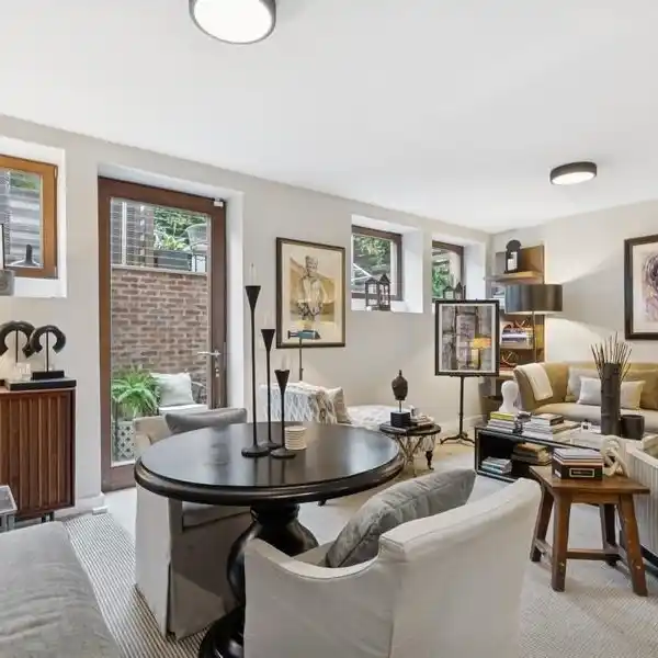 IMPECCABLY APPOINTED DOWNTOWN DUPLEX
