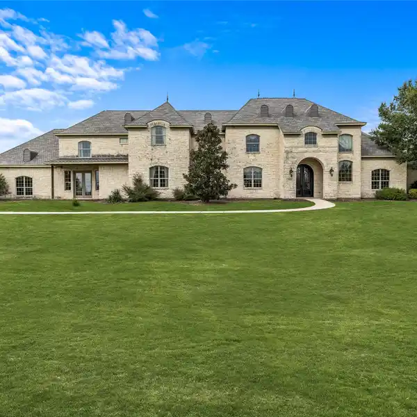 TRANQUIL LUXURY ON NEARLY FOUR ACRES