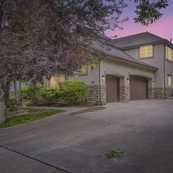 LIGHT AND BRIGHT HOME ON THE FAIRWAY