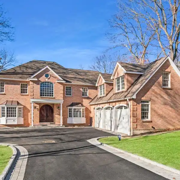 REMODELED POST-MODERN COLONIAL HOME IN SMITHTOWN PINES