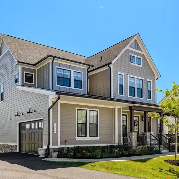 ELEGANT HARTLAND HOME WITH SCENIC SCREENED PORCH