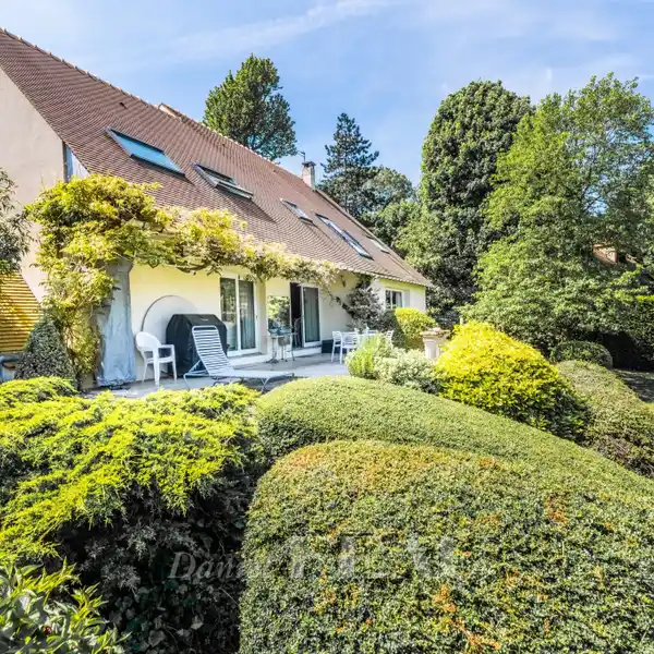 SPACIOUS, PRIVATE VILLA WITH LUSH LANDSCAPED GROUNDS