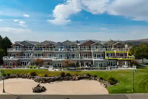 Single-Level End Unit Condo in the Moorings at Columbia Point