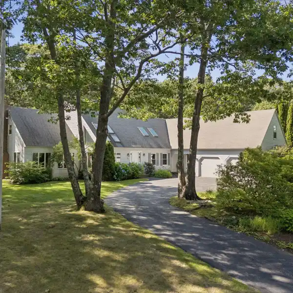 STUNNING HOME IN THE BROAD COVE NEIGHBORHOOD