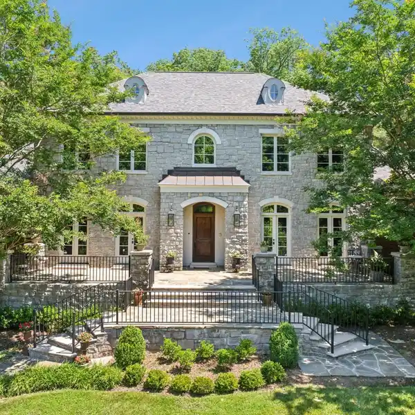 ELEGANT ESTATE IN FOREST HILLS