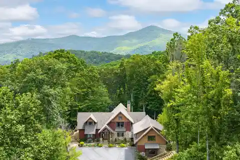 Post-and-beam Masterpiece in the Scenic Blue Ridge Mountains