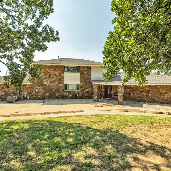 UNIQUE UMBRELLA HOME WITH MILLION-DOLLAR VIEWS
