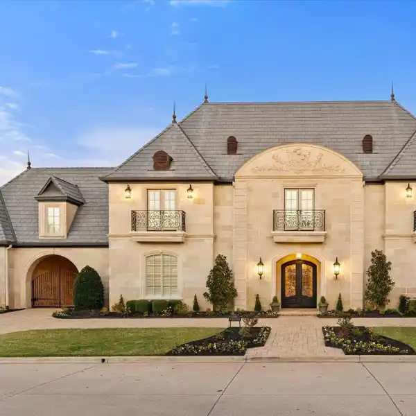 GRAND ESTATE IN PRESTIGIOUS STRAWBERRY FIELDS