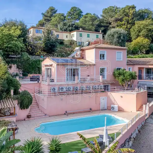 PROVENçAL-STYLE VILLA WITH  PEACEFUL, GREEN SURROUNDINGS