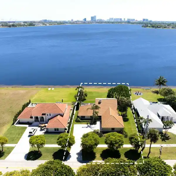 BEAUTIFUL HOME ON LAKE MANGONIA