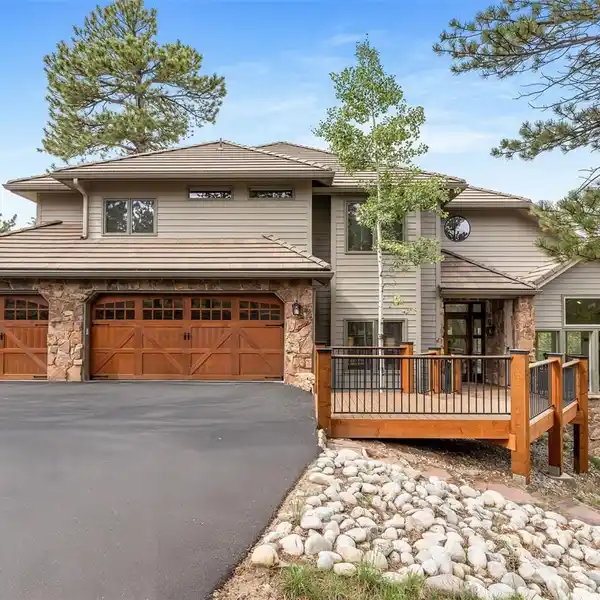 STRIKING MOUNTAIN RESIDENCE WITH AWE-INSPIRING VIEWS