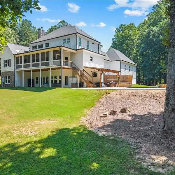 CUSTOM-BUILT PRIVATE LAKESIDE SANCTUARY