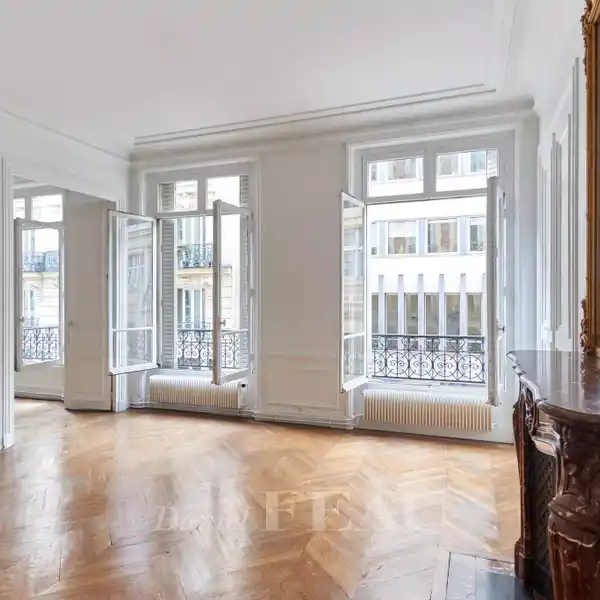 FIRST-FLOOR DUAL-ASPECT APARTMENT