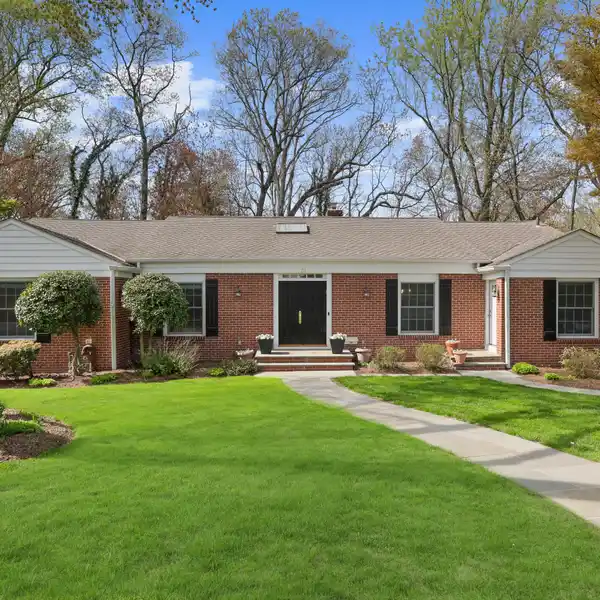 ELEGANT SINGLE-LEVEL LIVING
