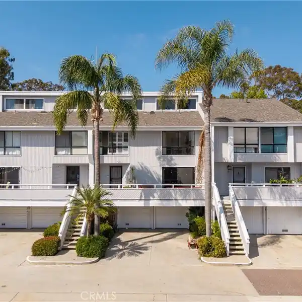 DELIGHTFUL NEWPORT CREST TOWNHOME