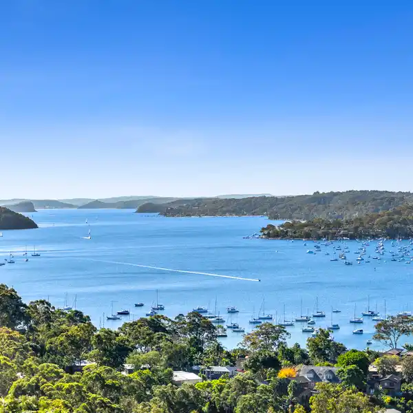 CONTEMPORARY ENTERTAINER ON A PRESTIGIOUS STREET