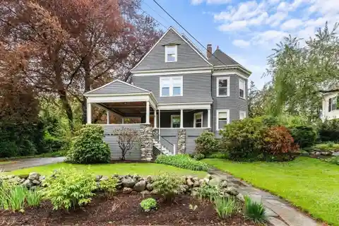 Gracious Queen Anne-style Gem