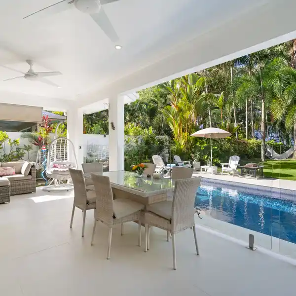 CONTEMPORARY BEACHFRONT RESIDENCE