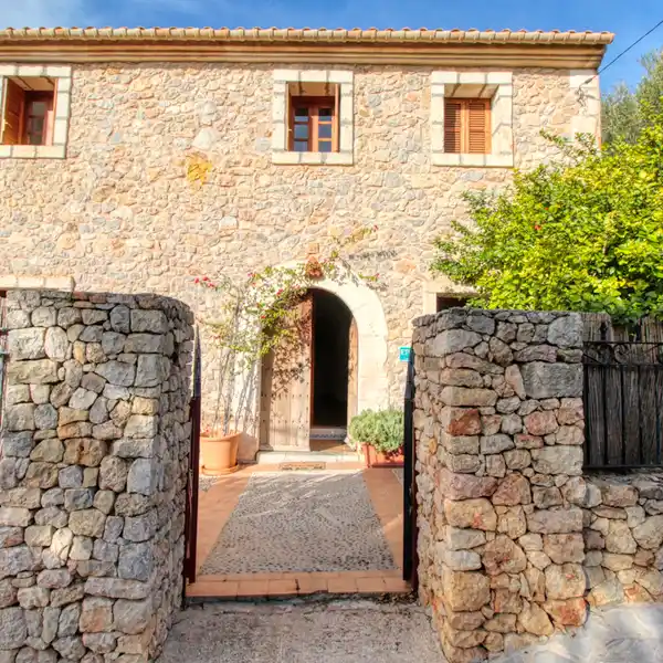 FANTASTIC TRADITIONAL HOUSE