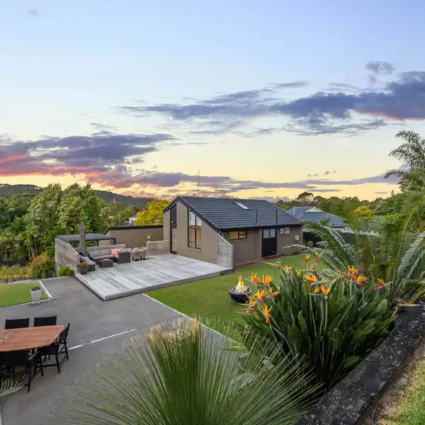 IMMACULATE RENOVATED RETREAT ON EXPANSIVE GROUNDS