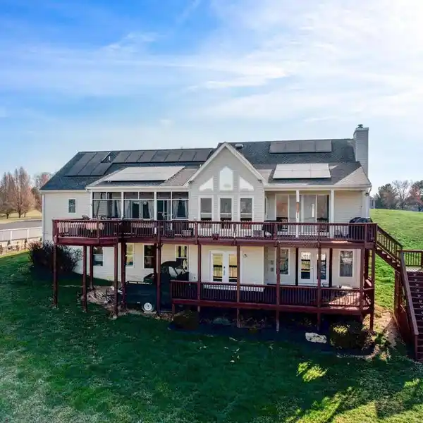 YEAR-ROUND WATERFRONT PARADISE