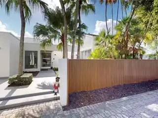 Contemporary Home Blending Luxury and Functionality