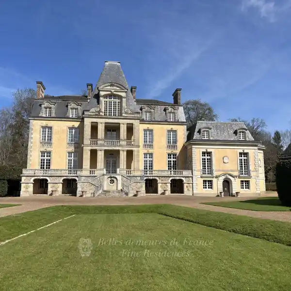 ELEGANT 18TH CENTURY CHATEAU