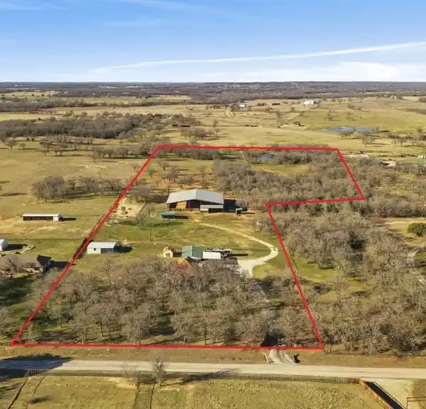 15-ACRE TURNKEY HORSE PROPERTY
