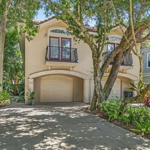 WONDERFUL TOWNHOUSE ONE BLOCK TO THE OCEAN