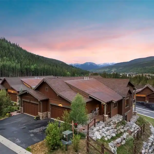 SOUGHT-AFTER ALDERS TOWNHOME AT THE TOP OF THE COMMUNITY