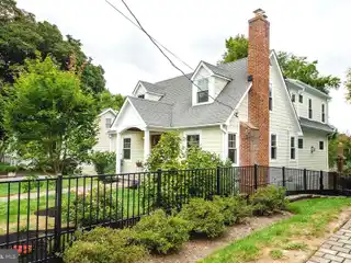 Sun-Filled Westover Gem Near Metro & Park