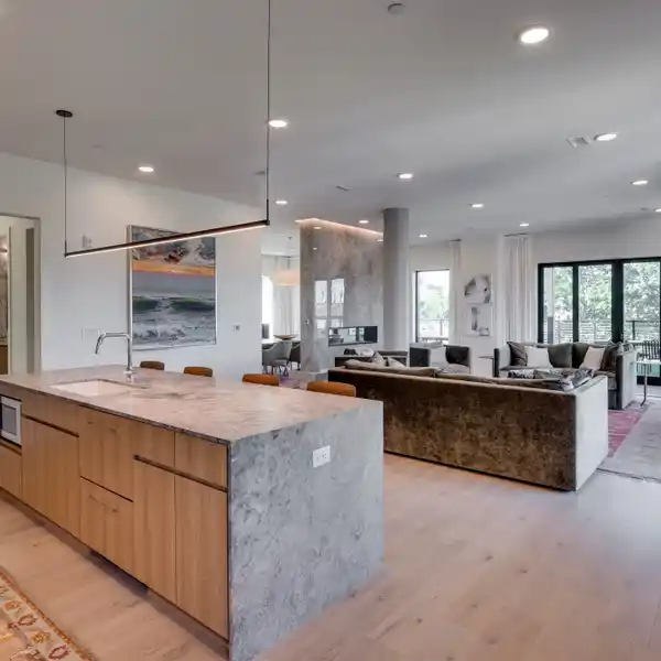 DUAL-LEVEL PENTHOUSE IN AN EXCLUSIVE BOUTIQUE BUILDING