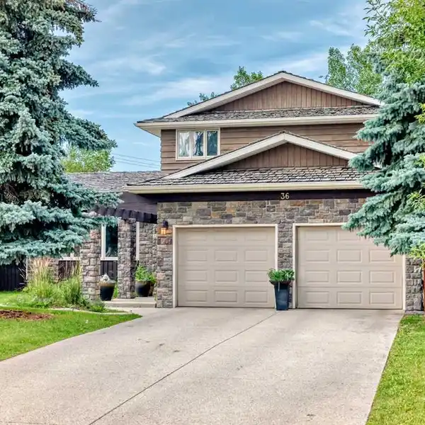 PRESTIGIOUS CUL-DE-SAC LIVING WITH ENDLESS POTENTIAL