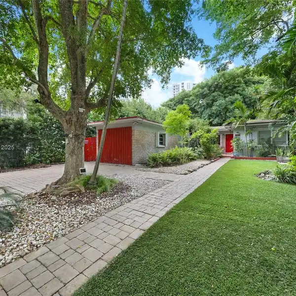 UNIQUE OPPORTUNITY IN A PRIME LOCATION