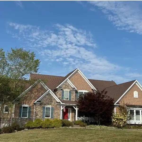 CUSTOM-DESIGNED RETREAT WITH SHOWSTOPPING GREAT ROOM