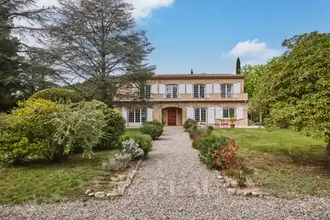 Aix Heights Property with Hidden Swimming Pool
