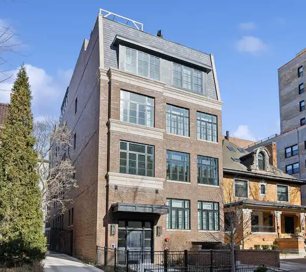 PURE LUXURY IN A HIGH-END BUILDING
