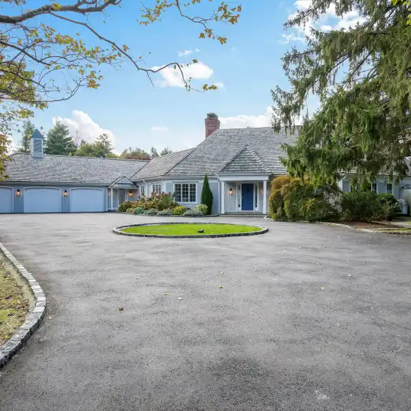 MODERN BACK COUNTRY RETREAT ON FOUR SERENE ACRES