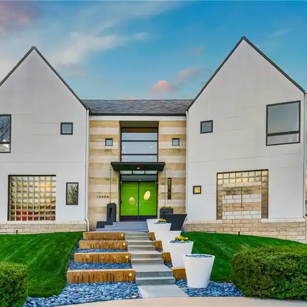 CUSTOM CONTEMPORARY STUNNER