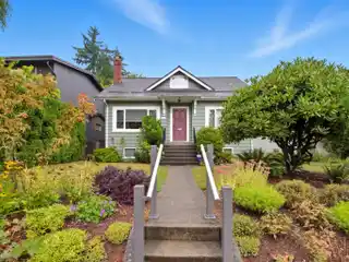 Unbeatable Location Across from Balaclava Park