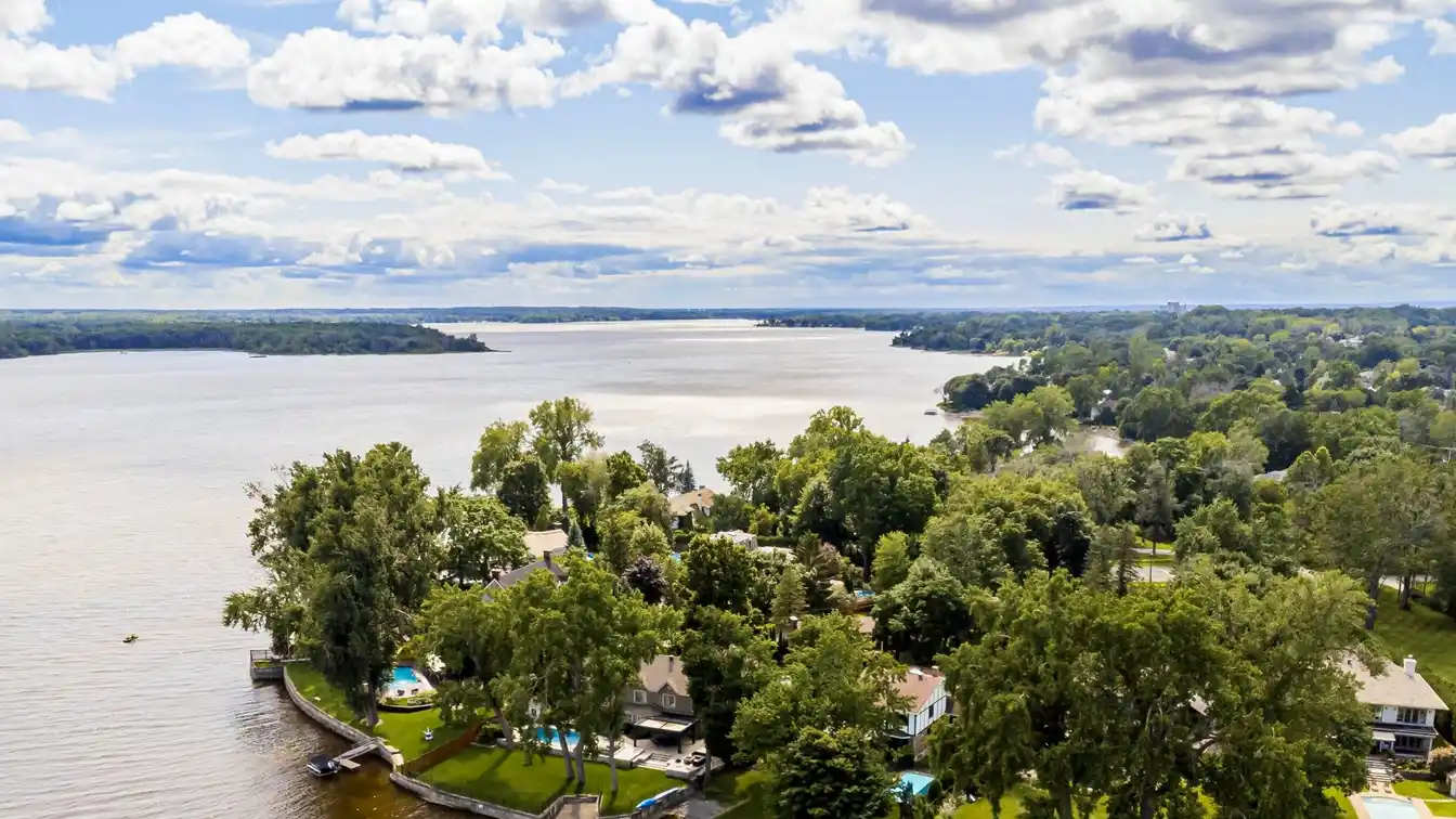 Elegant Executive Cottage in Prestigious Thompson Point