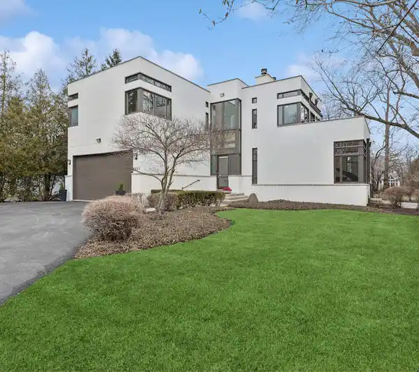 ARCHITECTURALLY STUNNING CUSTOM CONTEMPORARY