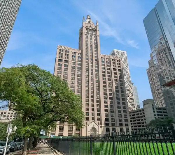 ELEGANT CHICAGO PENTHOUSE WITH ICONIC LAKEFRONT VIEWS
