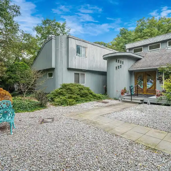 RARE NORTH SHORE RETREAT